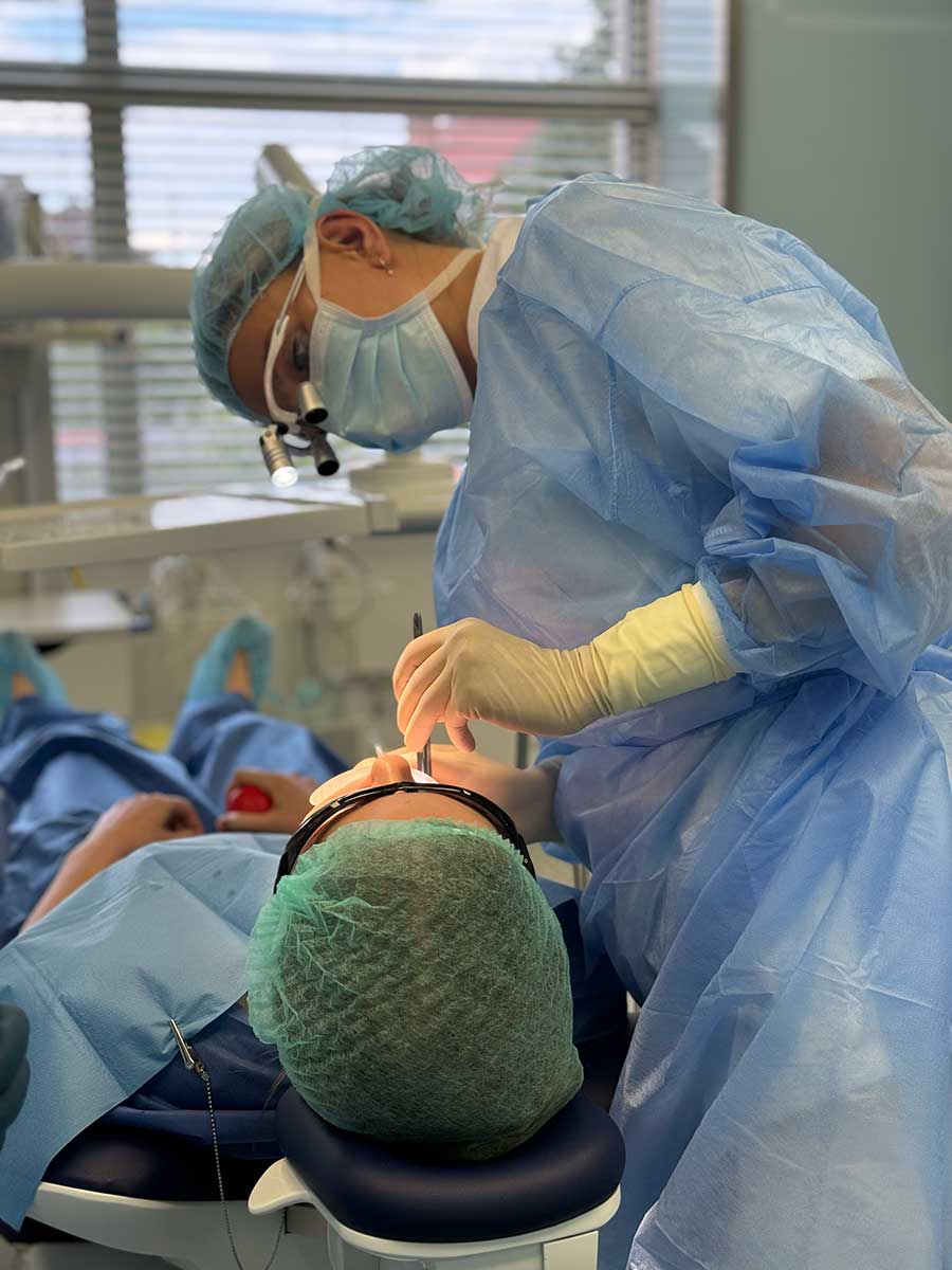 Lekarka podczas zabiegu w gabinecie zabiegowym kliniki