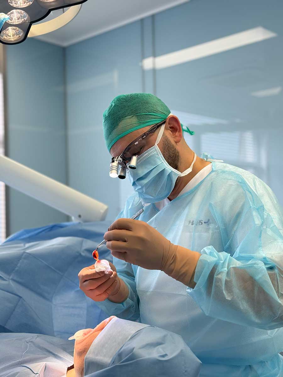 Chirurg HAHS przygotowuje materiał do wszczepienia implantu