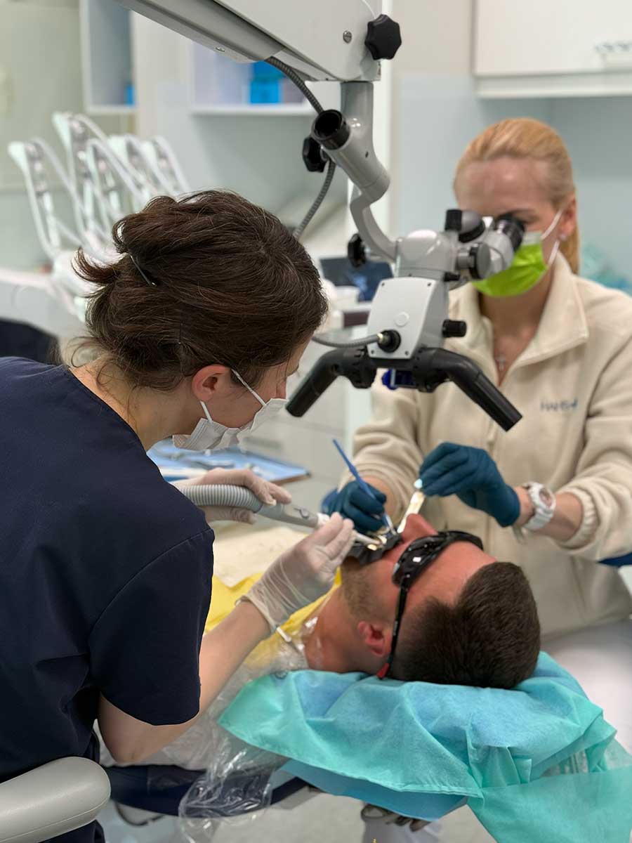 Zespół endodontyczny HAHS przy pacjencie w gabinecie zabiegowym