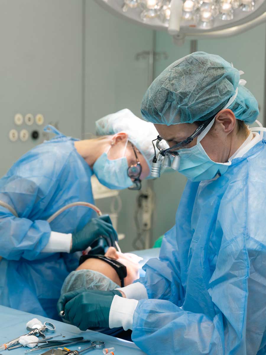 Chirurg HAHS przygotowuje materiał do wszczepienia implantu